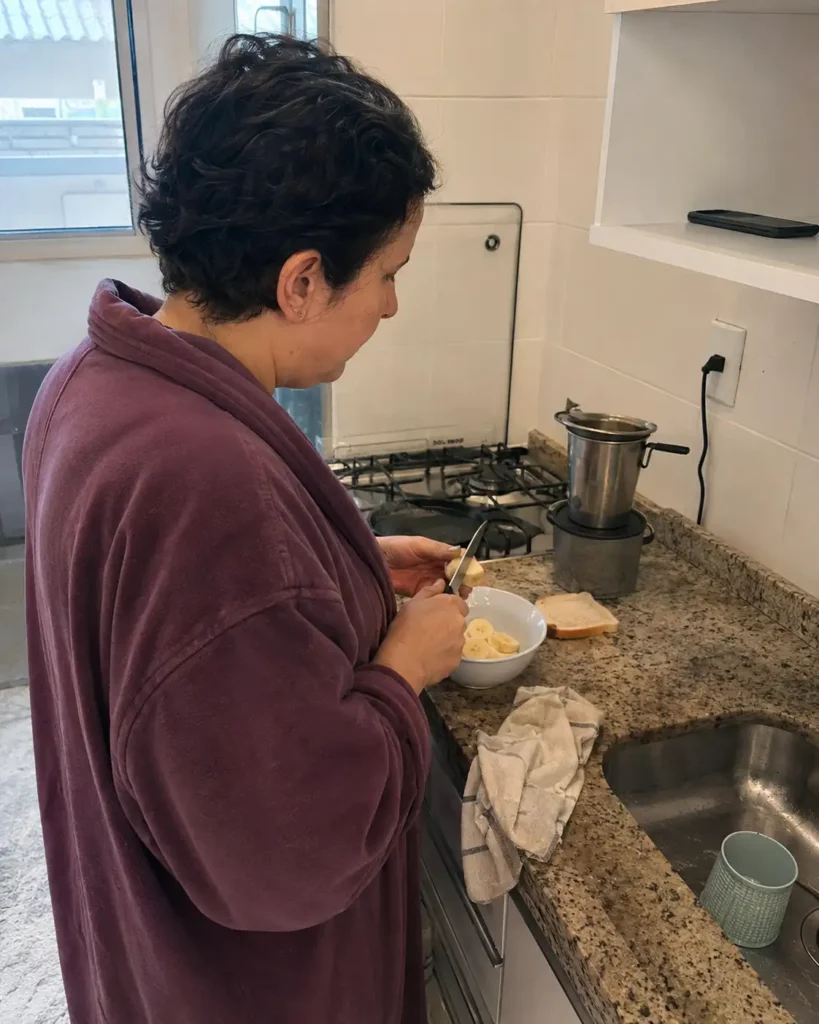 Mulher preparando café da manhã simples sem usar o celular