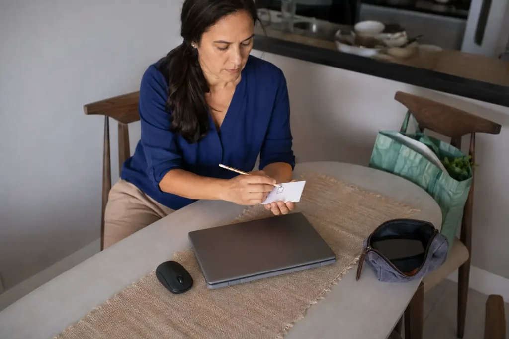 Mulher escolhendo a primeira tarefa do dia antes de abrir o computador