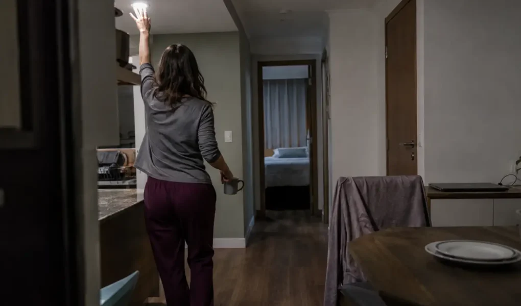 Mulher encerrando uma noite comum e preparando a transição para dormir