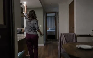 Mulher encerrando uma noite comum e preparando a transição para dormir