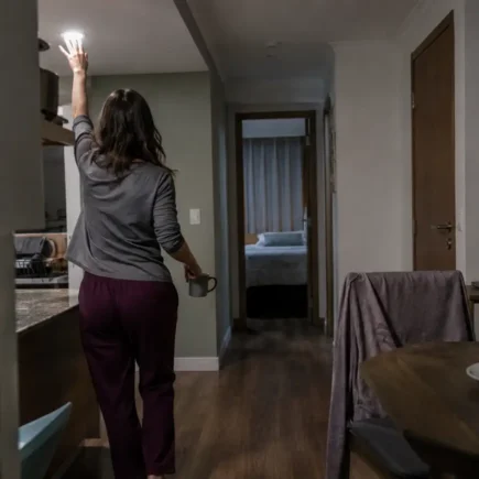 Mulher encerrando uma noite comum e preparando a transição para dormir