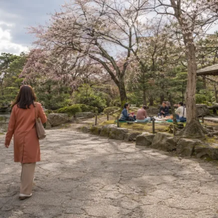 Caminho em um jardim japonês representando diferentes formas de viver com mais leveza