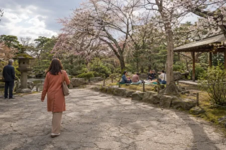 Caminho em um jardim japonês representando diferentes formas de viver com mais leveza