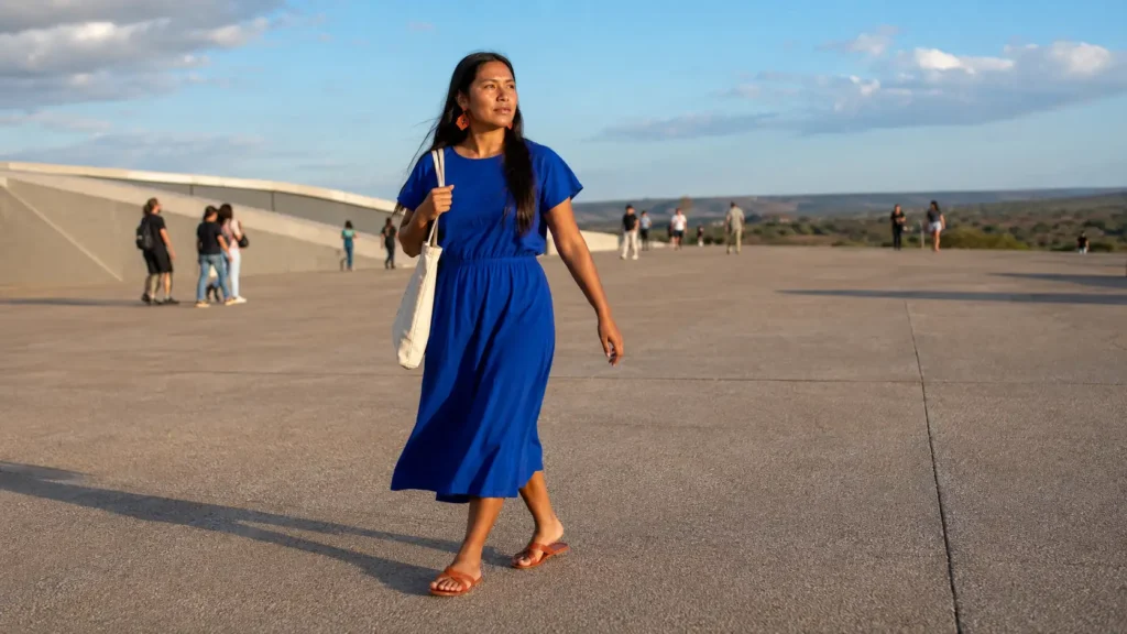 Mulher jovem usando cores e acessórios marcantes com naturalidade em um ambiente brasileiro