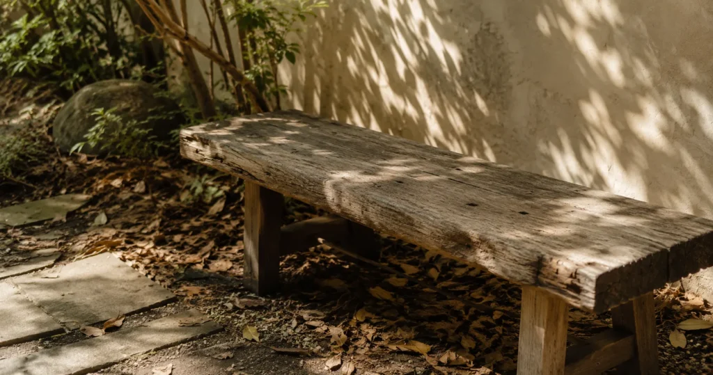 Madeira marcada pelo tempo representando a filosofia Wabi-Sabi