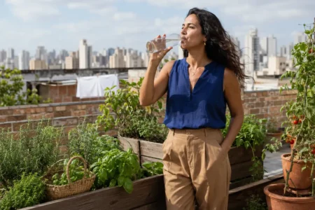 Mulher brasileira bebendo água durante uma pausa tranquila em sua rotina diária