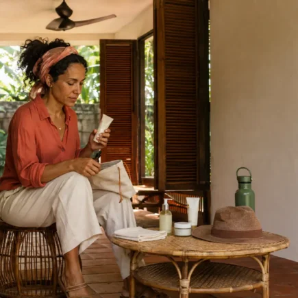 Mulher ajustando as camadas de skincare em uma manhã quente e úmida