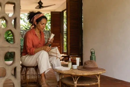 Mulher ajustando as camadas de skincare em uma manhã quente e úmida